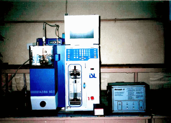 Прибор «Полоцк-1» (справа) в сравнении с прибором AD86 5G для определения фракционного состава легких нефтепродуктов